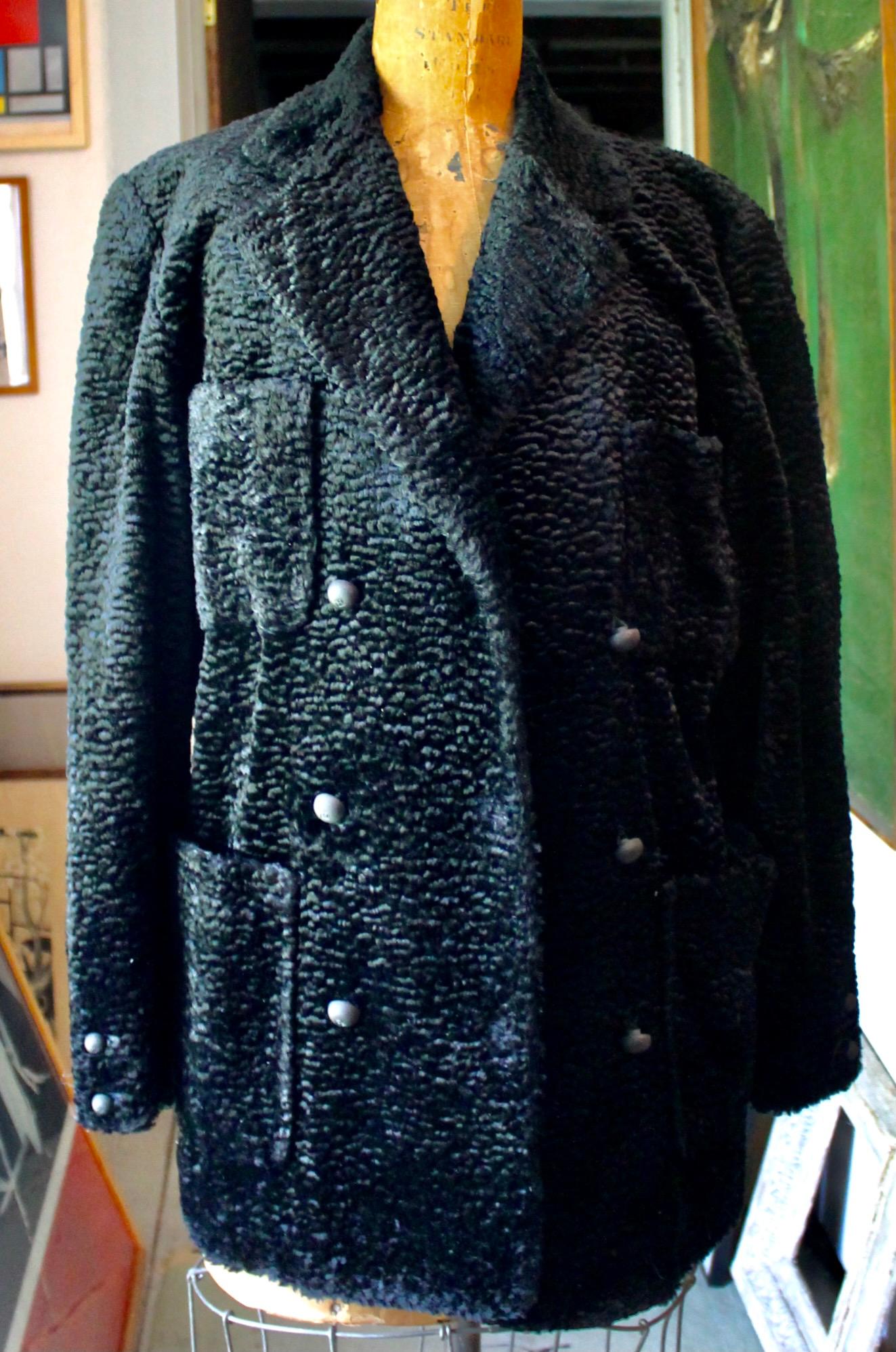 Fendi 365 Karl Lagerfeld Schwarzer Kurzer Mantel aus Kunstgewebe Astrakhan  im Angebot 14