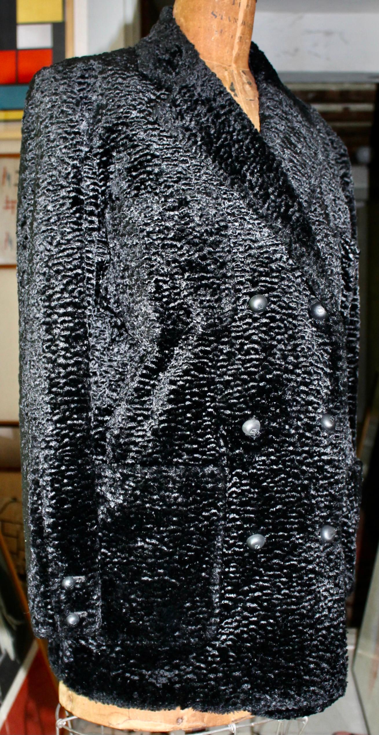 Fendi 365 Karl Lagerfeld Schwarzer Kurzer Mantel aus Kunstgewebe Astrakhan  im Zustand „Hervorragend“ im Angebot in Sharon, CT