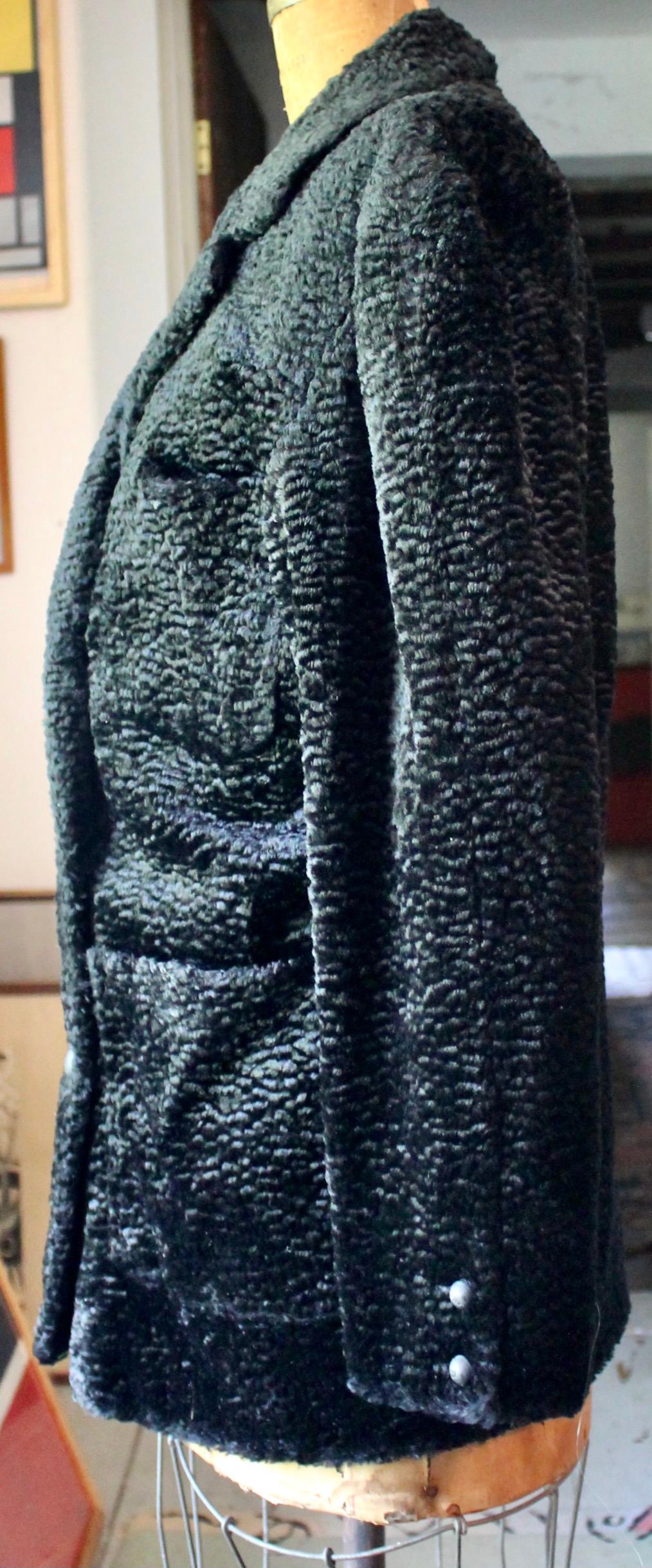 Fendi 365 Karl Lagerfeld Schwarzer Kurzer Mantel aus Kunstgewebe Astrakhan  im Angebot 2