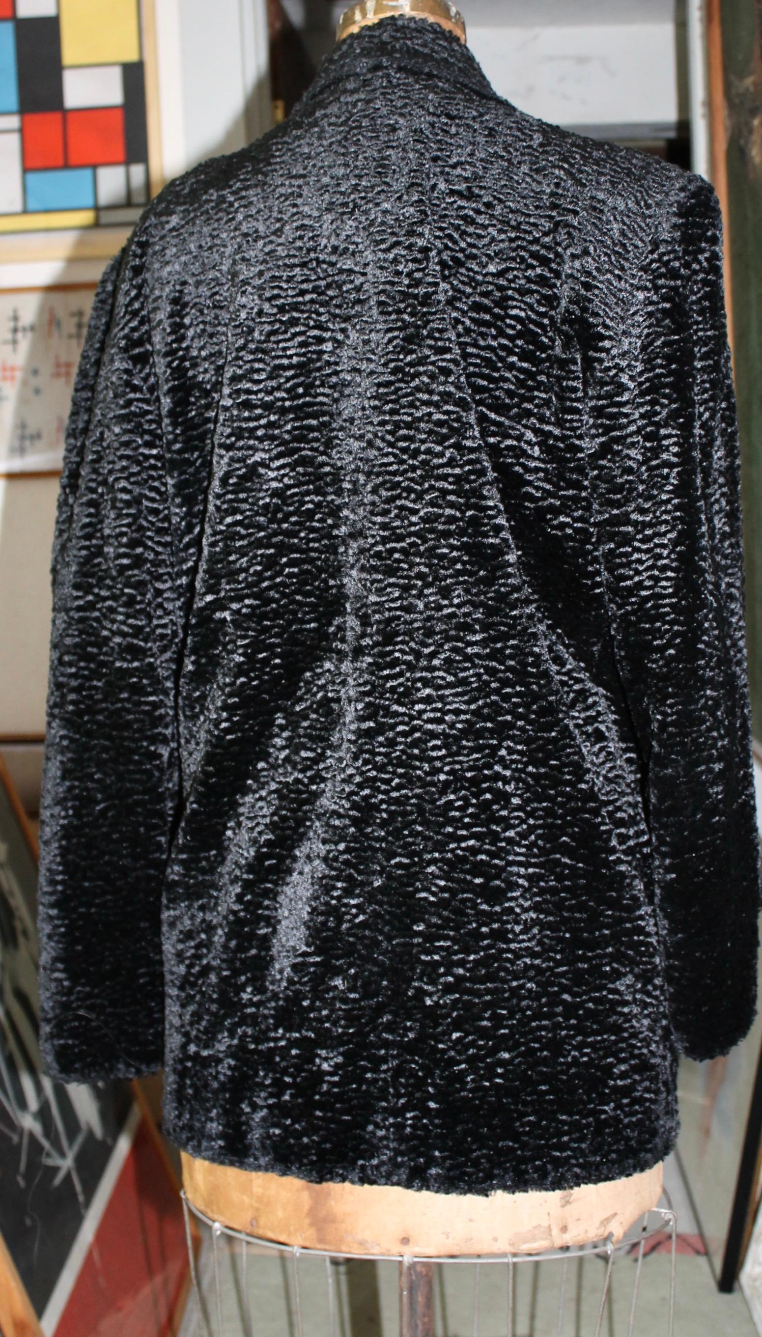 Fendi 365 Karl Lagerfeld Schwarzer Kurzer Mantel aus Kunstgewebe Astrakhan  im Angebot 3