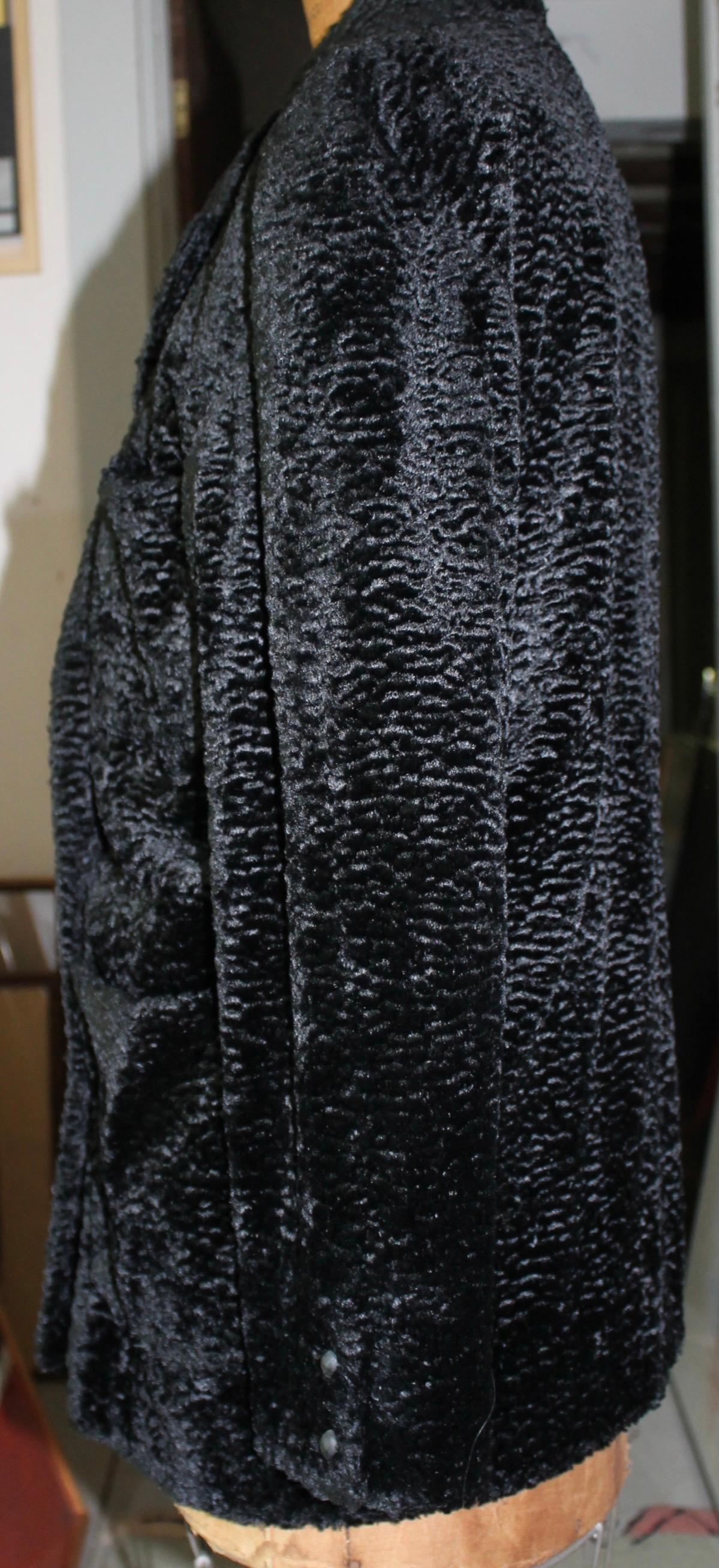 Fendi 365 Karl Lagerfeld Schwarzer Kurzer Mantel aus Kunstgewebe Astrakhan  im Angebot 4