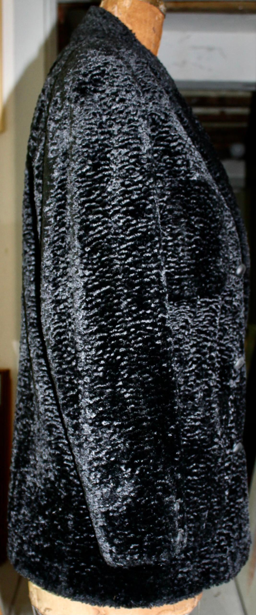 Fendi 365 Karl Lagerfeld Schwarzer Kurzer Mantel aus Kunstgewebe Astrakhan  im Angebot 5