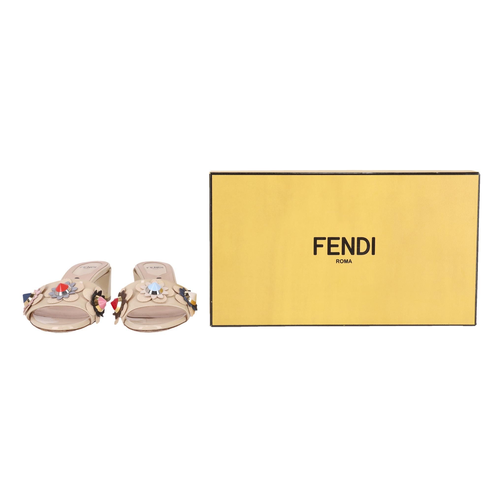 Fendi 3D Flowerland Pantoletten aus Lackleder mit Absatz

Elfenbeinfarbene Pantoletten mit Blumenmotiven aus mehrfarbigem Leder und Nieten auf dem Obermaterial.

Mit gestapeltem Blockabsatz und zehenoffener Silhouette.

Preis ca. £790

Größe -