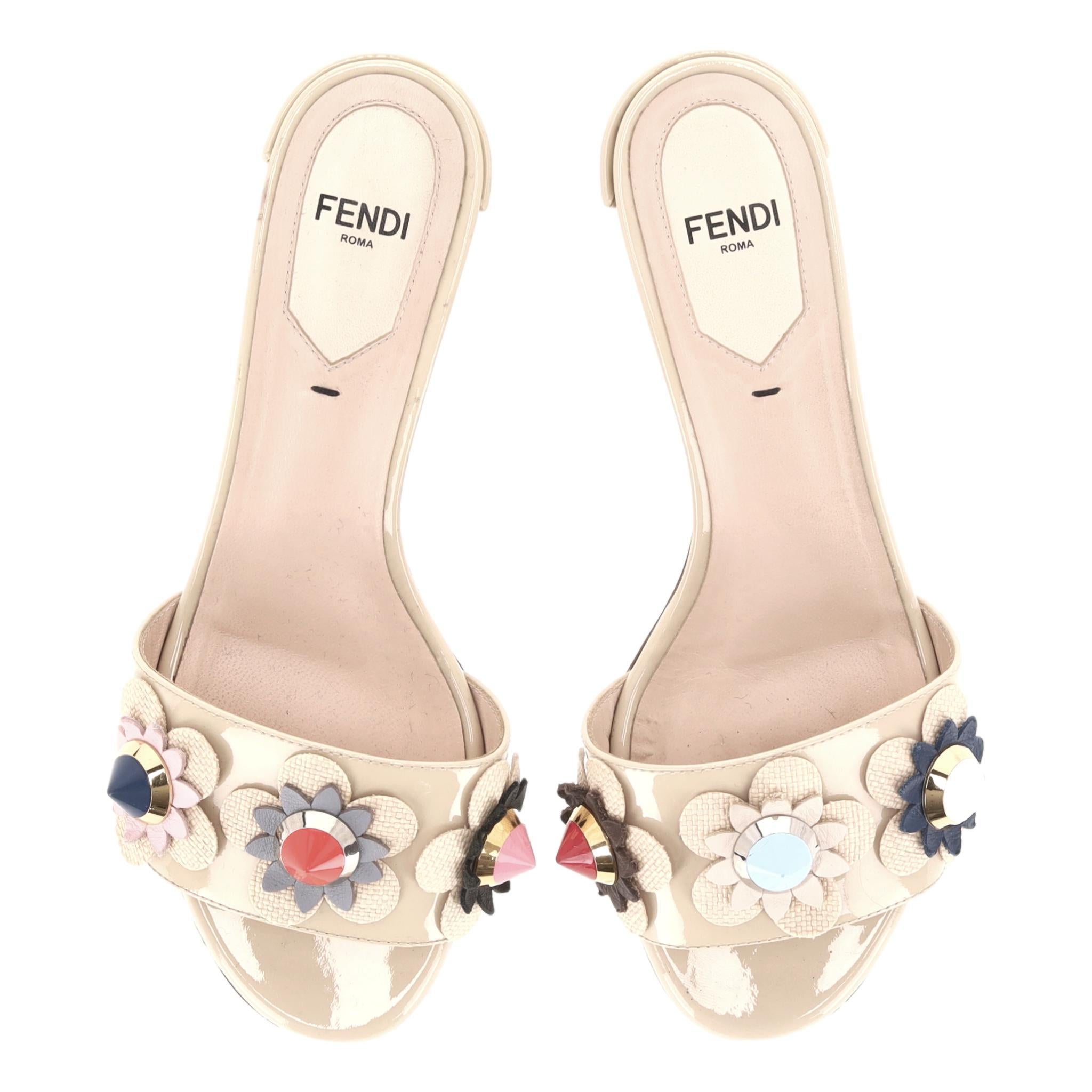 Fendi 3D Flowerland Pantoletten aus Lackleder mit Absatz (Beige) im Angebot