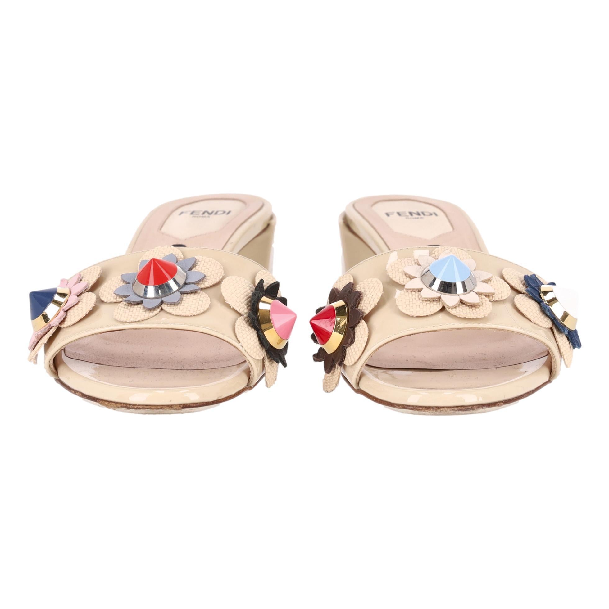 Fendi 3D Flowerland Pantoletten aus Lackleder mit Absatz im Zustand „Gut“ im Angebot in London, GB