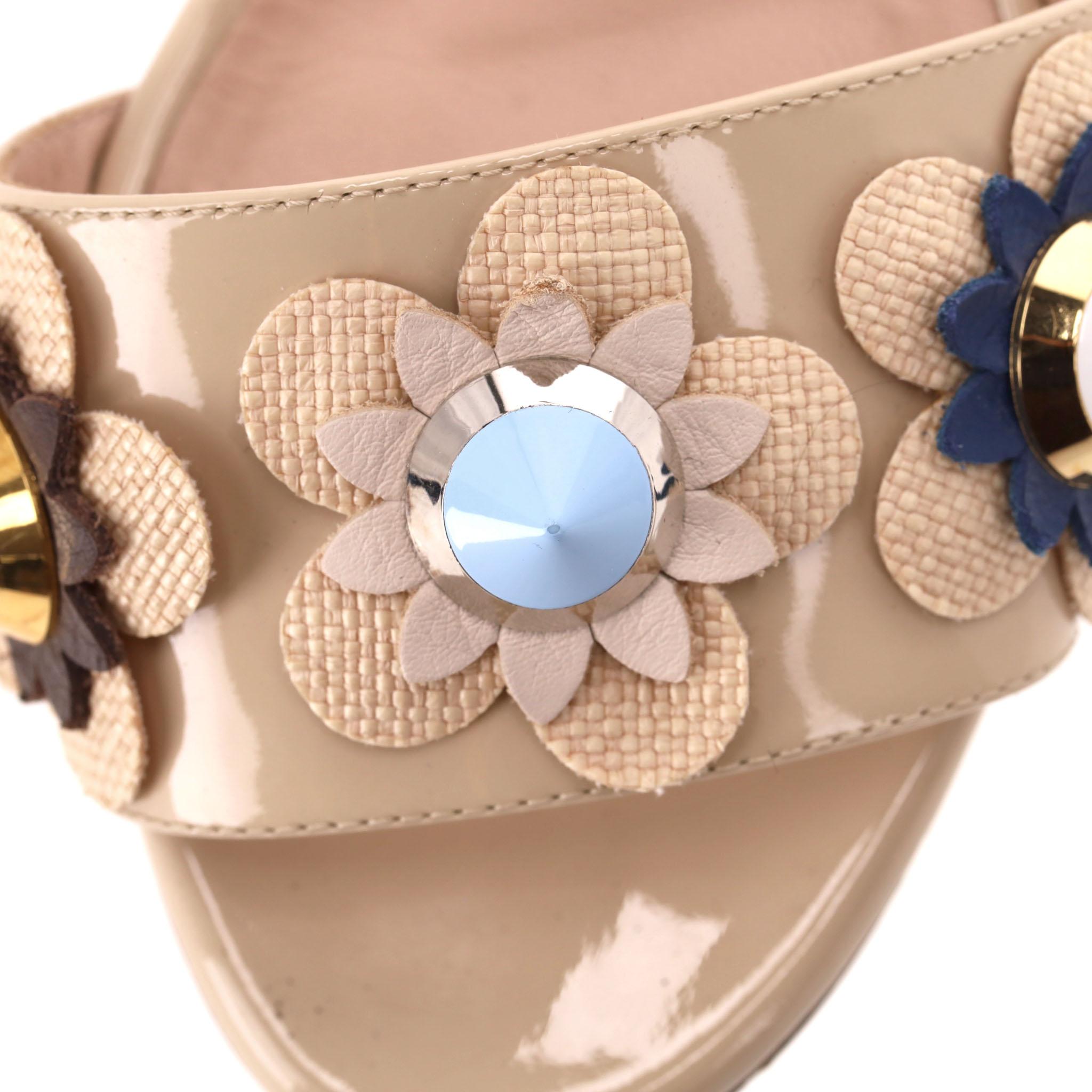 Fendi 3D Flowerland Pantoletten aus Lackleder mit Absatz im Angebot 3