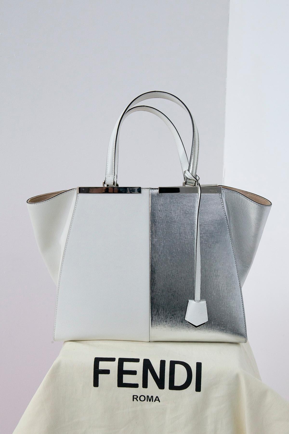 Large day bag by Fendi model 3Jours white. Year of manufacture: 2010-2019 made of white leather. The bag presents a great quality its double color on one side presents silver gray leather and on the other side we find a wonderful white leather.