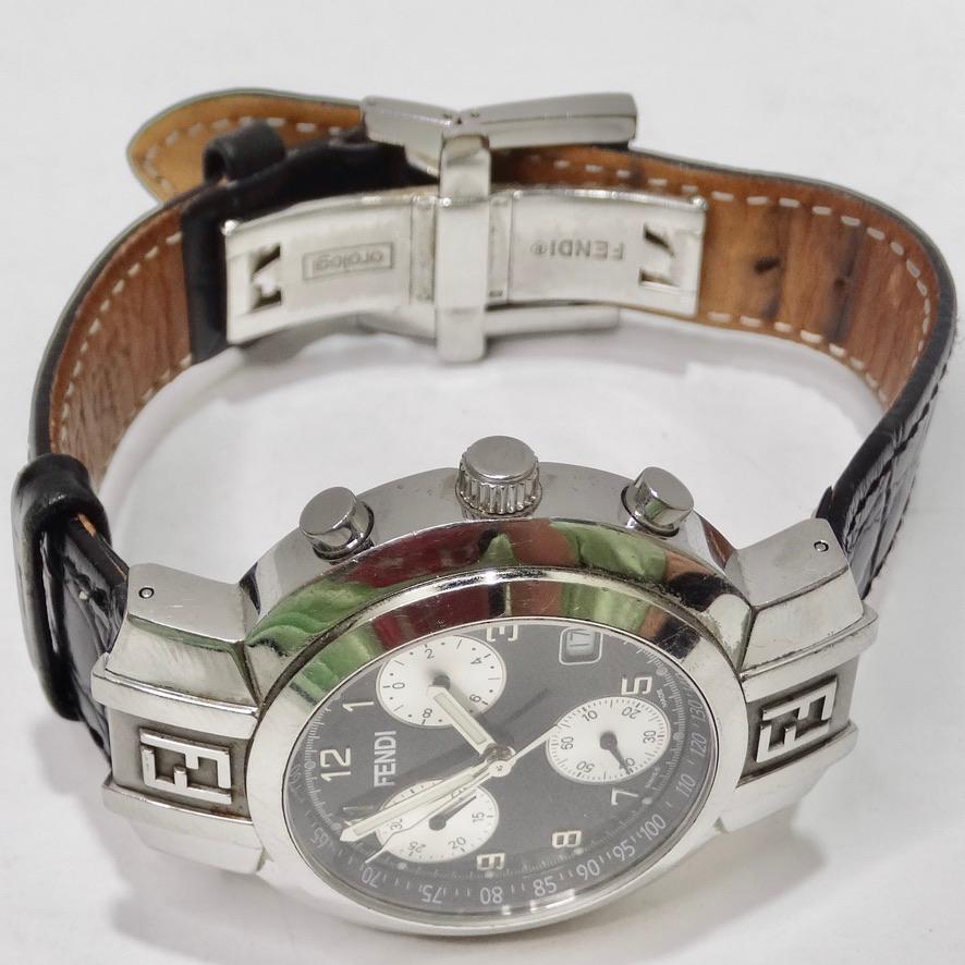 Lassen Sie sich diese zeitlose Vintage-Uhr von Fendi aus dem Jahr _ nicht entgehen! Wunderschöne schwarze Armbanduhr mit 33 mm Lünette und silberfarbener Hardware. Edelstahl ergänzt ein schwarzes Zifferblatt mit Quarzwerk, Chronographenanzeige,