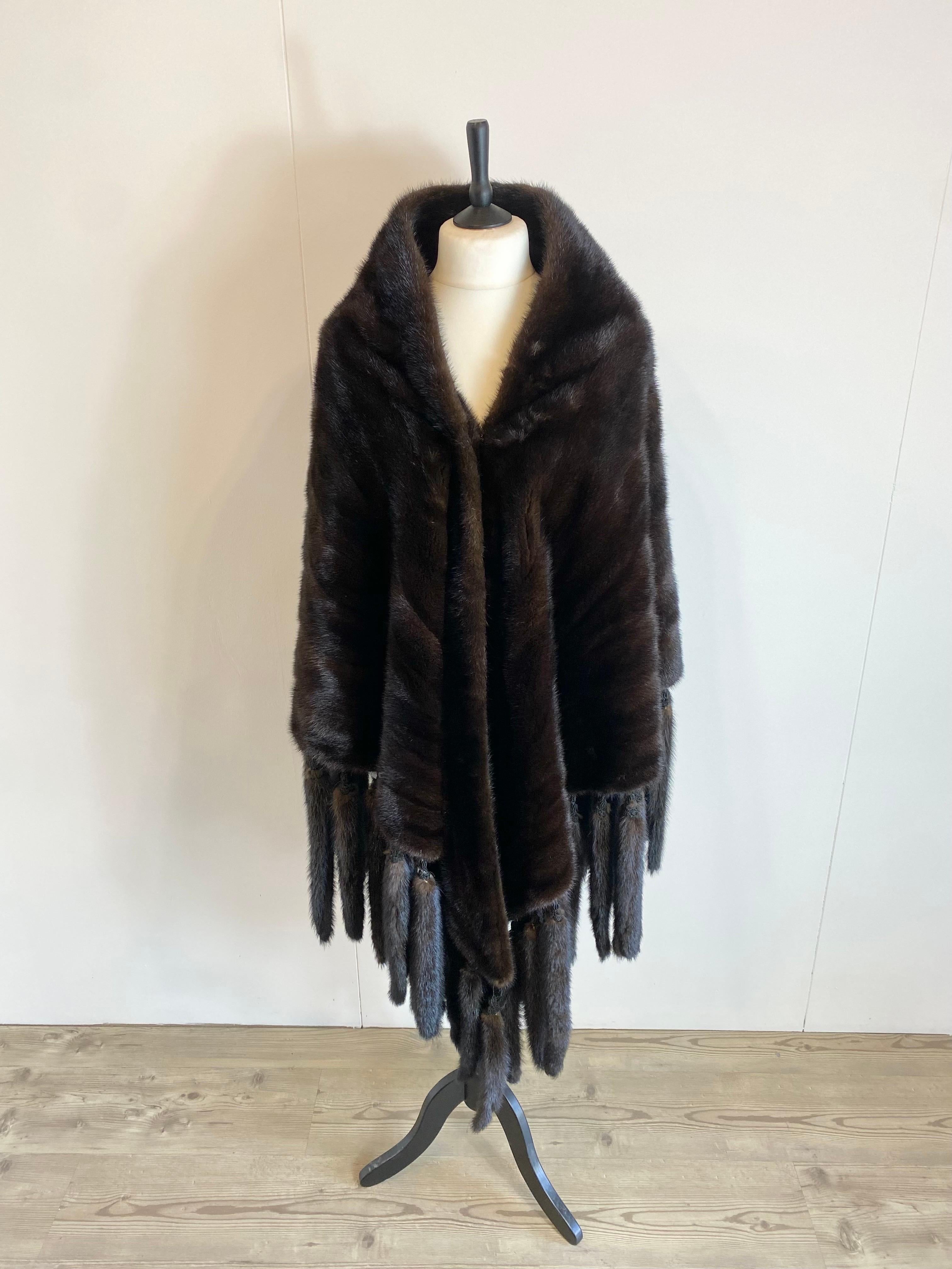 Fendi Alta Moda cape.
Vintage 80s garment.
In mink with mink tails and branded silk lining.
It does not have a size label but fits an international S/M.
Maximum length counting the tails 140 cm.
Second hand item but in excellent general condition,