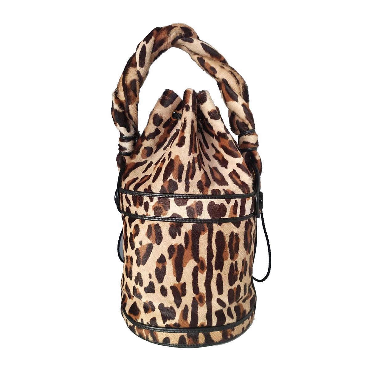 Superb Fendi bag
Calf leather
Animalier fancy
Cylindrical shape
Single twisted handle
One internal side pocket
Interior fabric with FF logo
Cm 32 x 19 (12,59 x 7,48 inches)
With dustbag
Original price € 1800
Worldwide express shipping included in