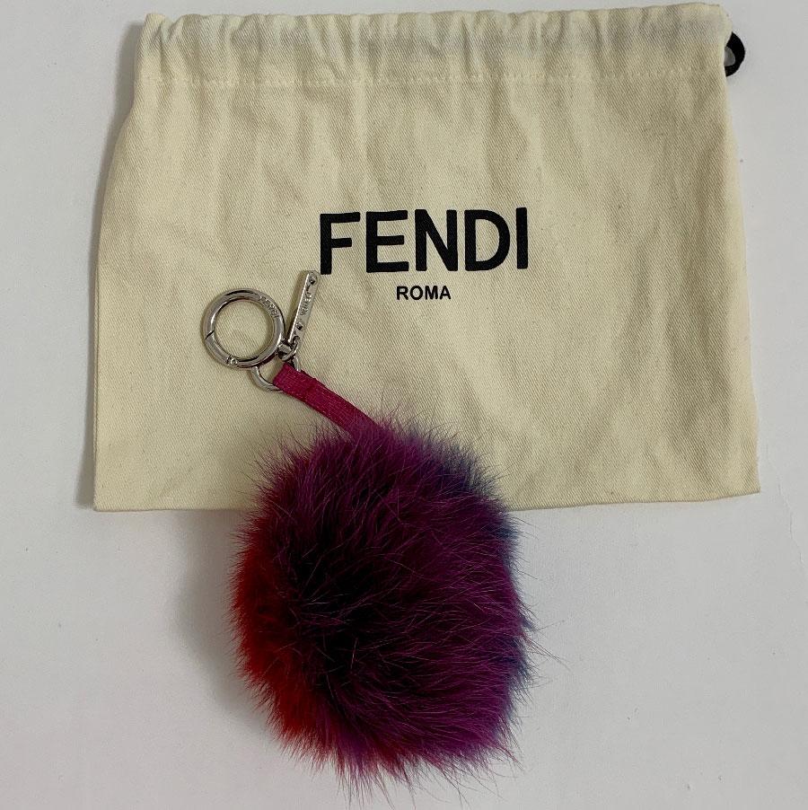 Schönes Taschen-Accessoire von Maison Fendi. Pompon-Modell aus mehrfarbigem rotem, violettem und kornblumenfarbenem Fellband aus rosa Kalbsleder.
Sie können ihn als Schlüsselanhänger oder als Taschenanhänger verwenden.
Hergestellt in Italien.