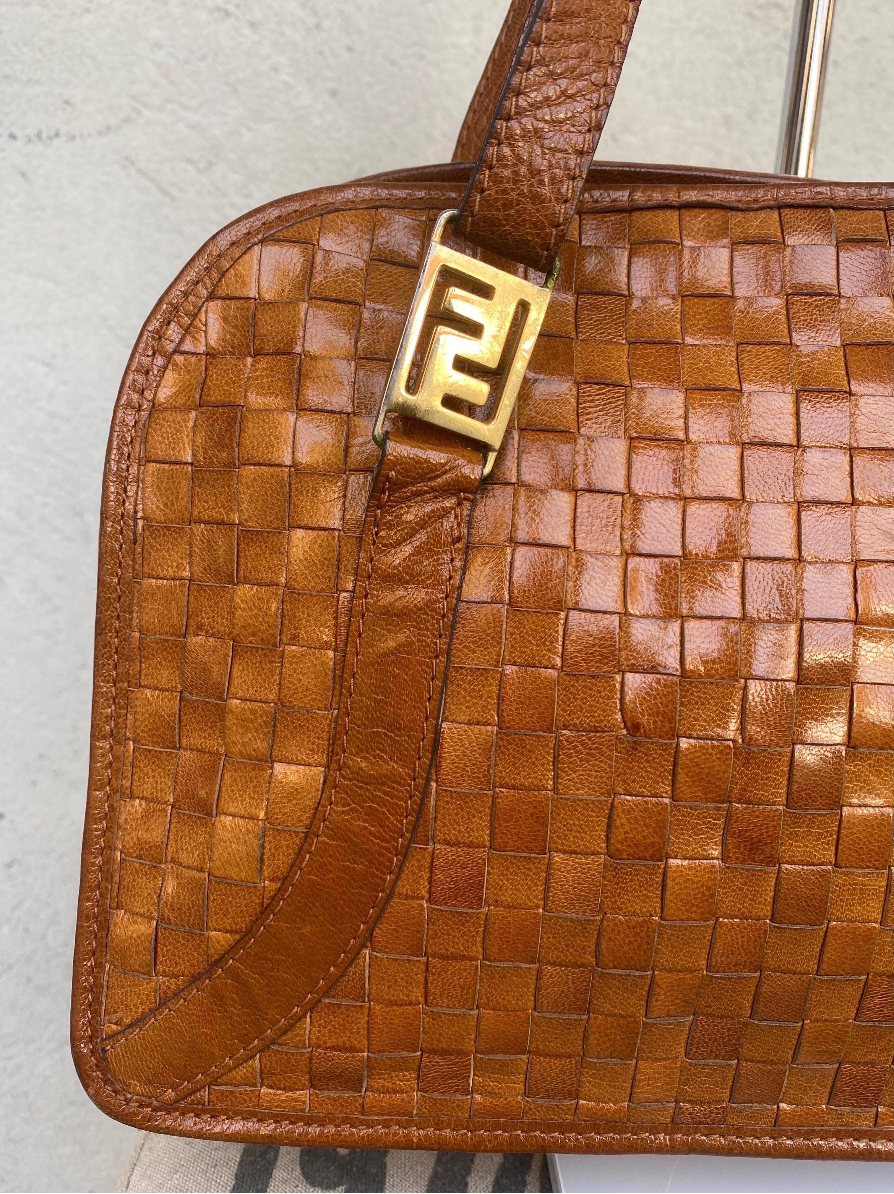 Vintage woven Fendi bag.
We think it's light brown skin.
Possibility of carrying it both by hand and on the shoulder thanks to the handles with adjustable length.
Features logoed metal inserts.
Width 31
Height 19
Depth 11
Shoulder sleeve length