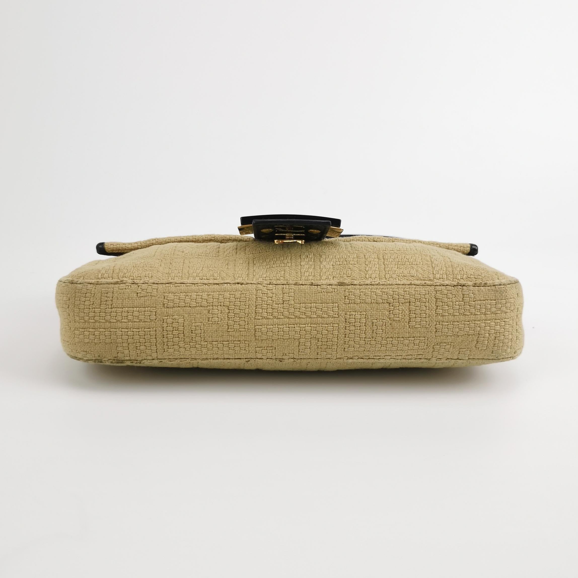 Fendi Baguette 1997 Beige Canvas Zucca Embossed with Zucca Interior In Good Condition In AUBERVILLIERS, FR