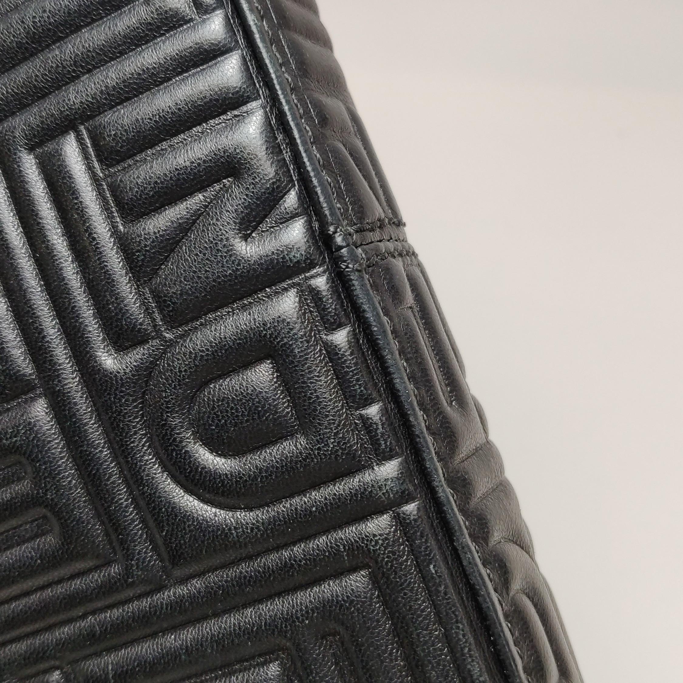 Borsa a tracolla Fendi Baguette 1997 Riedizione 3D in pelle nera goffrata in vendita 8