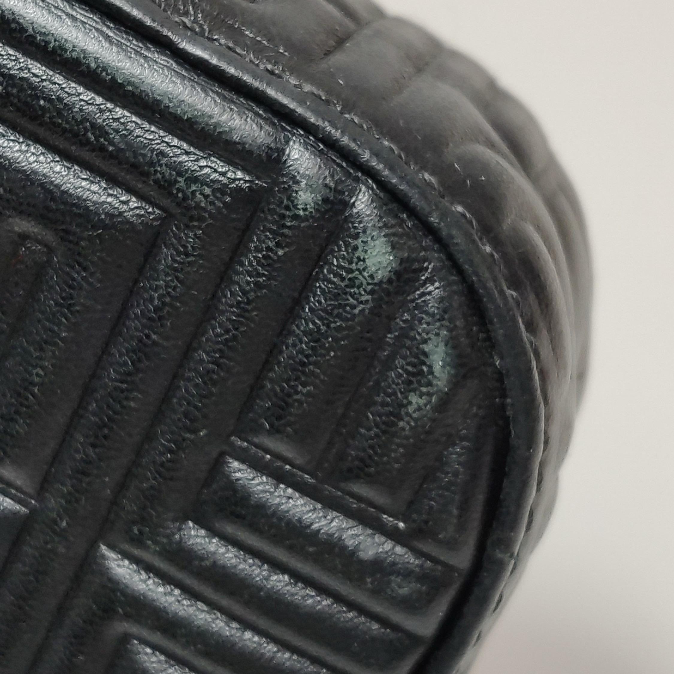 Borsa a tracolla Fendi Baguette 1997 Riedizione 3D in pelle nera goffrata in vendita 11
