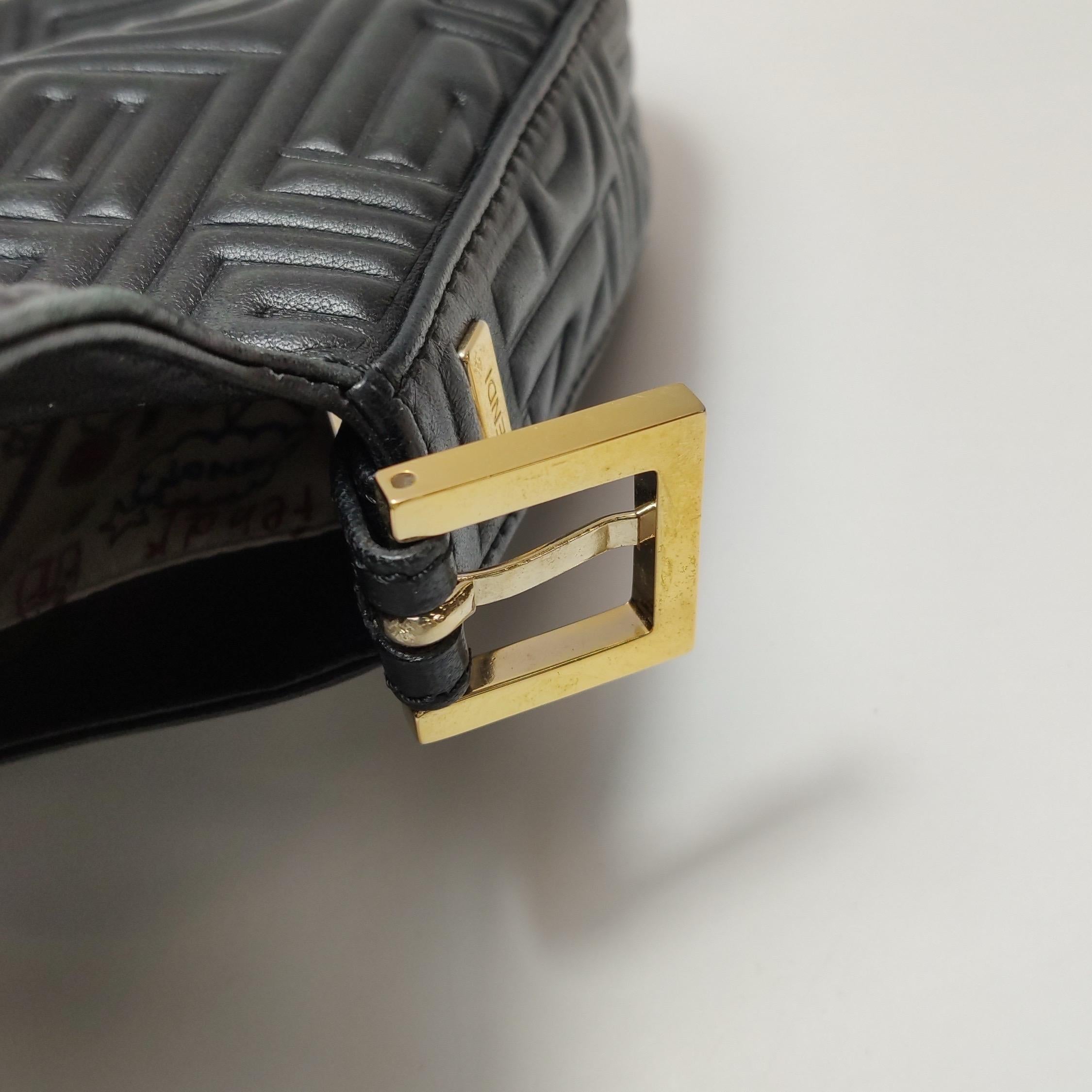 Borsa a tracolla Fendi Baguette 1997 Riedizione 3D in pelle nera goffrata in vendita 12