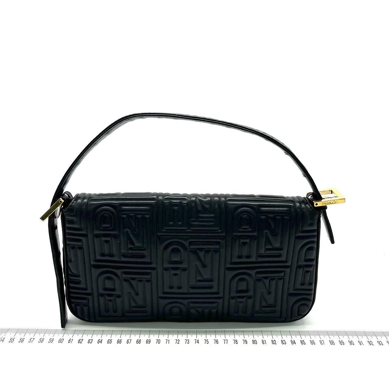 Fendi Baguette 1997 Re-edition 3D Embossed Black Leather Shoulder Bag Baguette 1997 Re-edition 3D Embossed Black Leather Baguette 1997 Re-edition 3D Embossed Black Shoulder bag
 Il s'agit de photos professionnelles du sac.
 Le sac à bandoulière