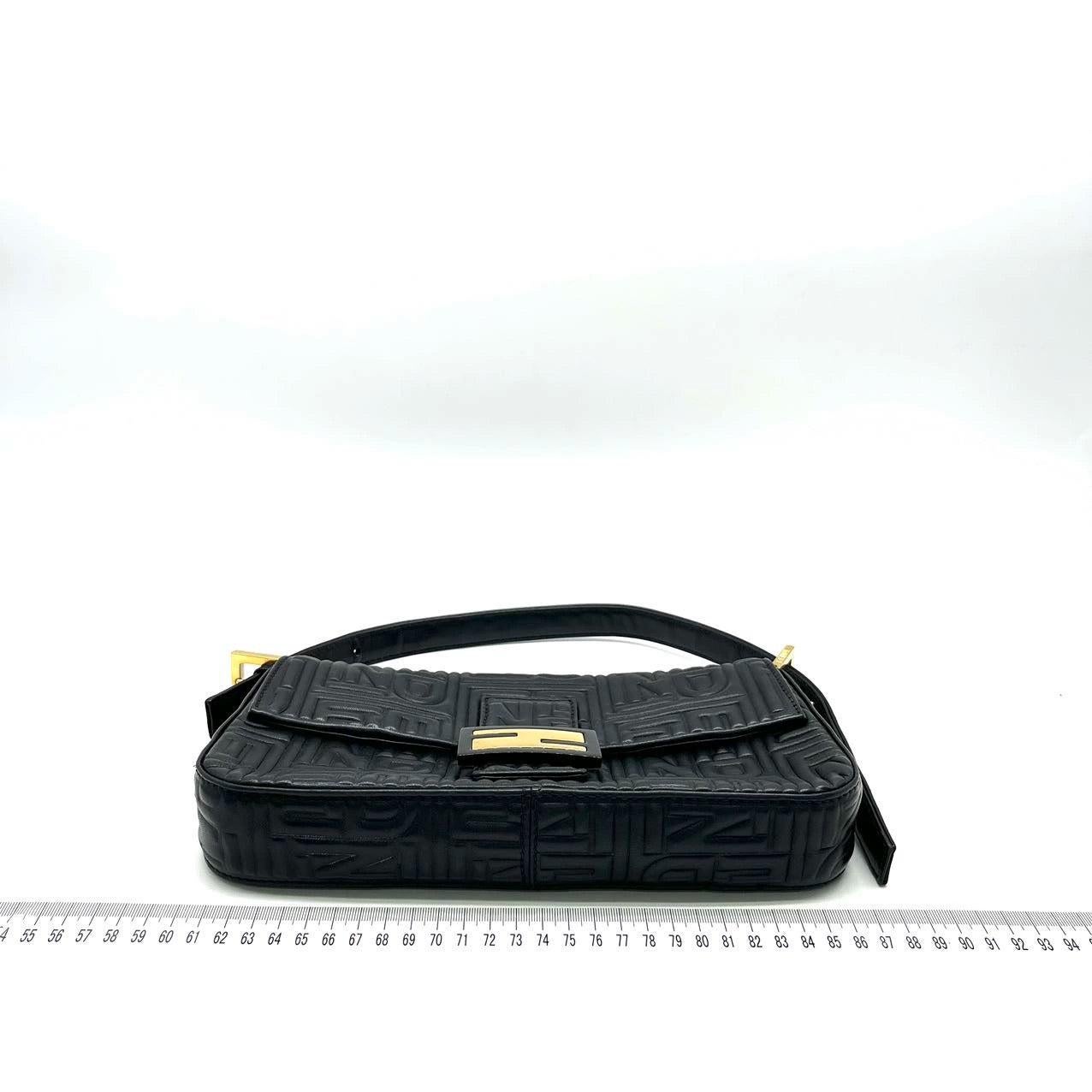 Fendi Baguette 1997 Re-edition 3D Embossed Black Leather Shoulder Bag Baguette 1997 Re-edition 3D Embossed Black Leather Baguette 1997 Re-edition 3D Embossed Black Shoulder bag Bon état - En vente à AUBERVILLIERS, FR