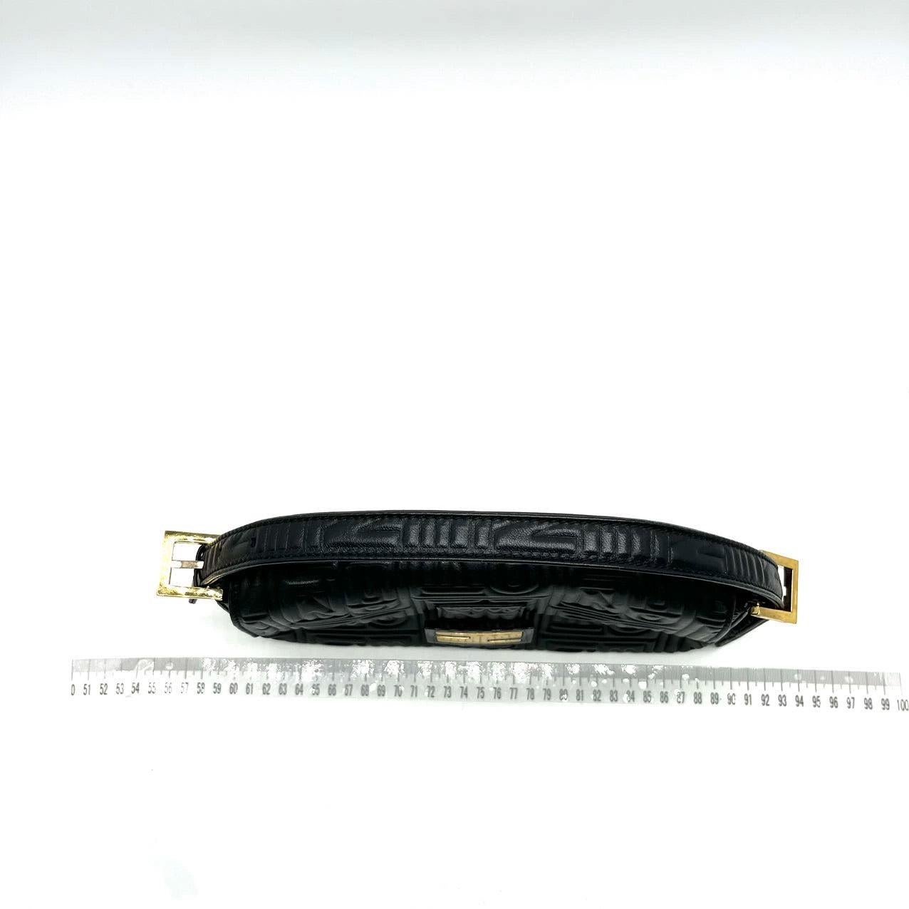 Fendi Baguette 1997 Re-edition 3D Embossed Black Leather Shoulder Bag Baguette 1997 Re-edition 3D Embossed Black Leather Baguette 1997 Re-edition 3D Embossed Black Shoulder bag Pour femmes en vente
