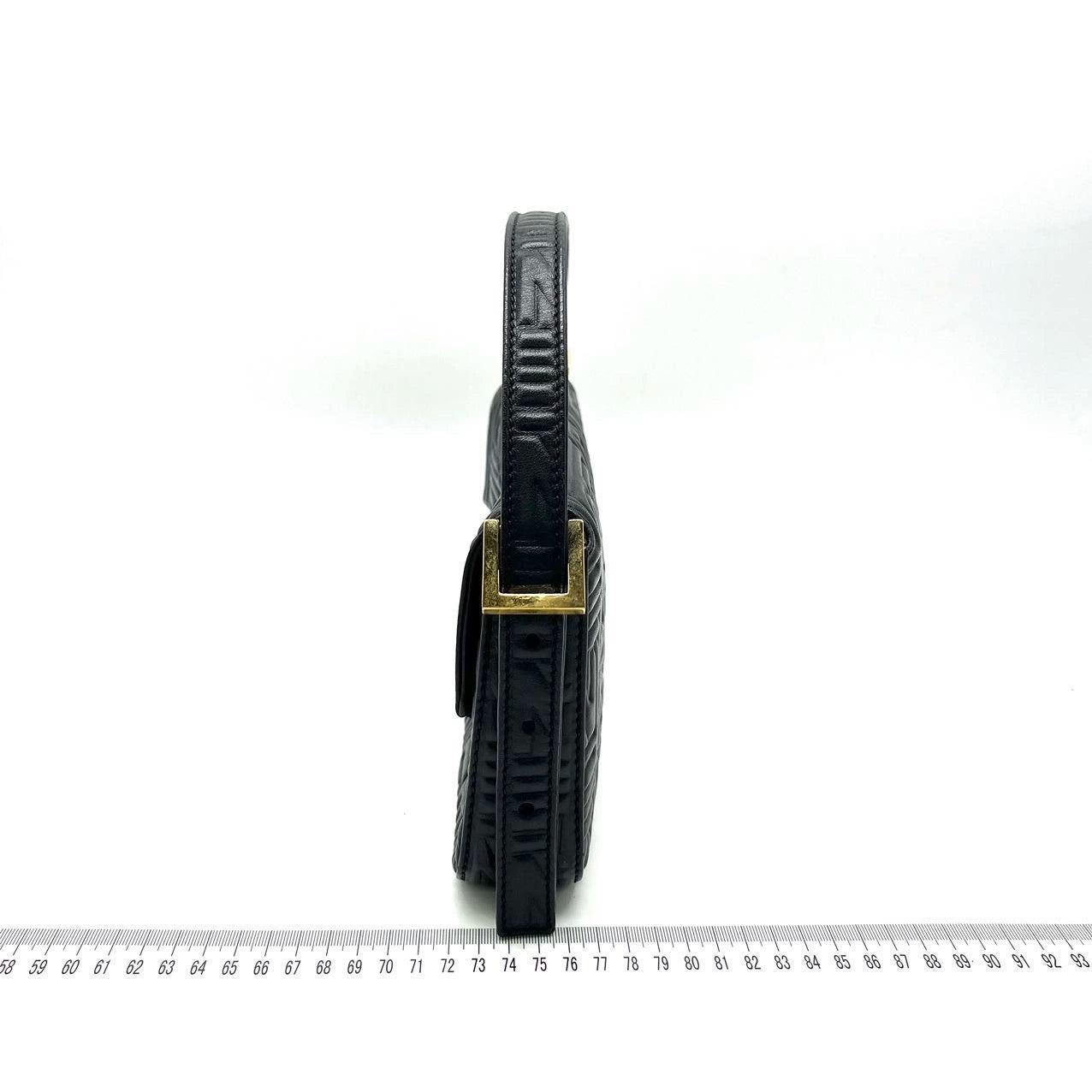 Fendi Baguette 1997 Re-edition 3D Embossed Black Leather Shoulder Bag Baguette 1997 Re-edition 3D Embossed Black Leather Baguette 1997 Re-edition 3D Embossed Black Shoulder bag en vente 1