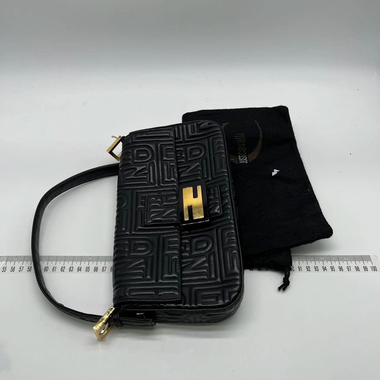 Fendi Baguette 1997 Re-edition 3D Embossed Black Leather Shoulder Bag Baguette 1997 Re-edition 3D Embossed Black Leather Baguette 1997 Re-edition 3D Embossed Black Shoulder bag en vente 2