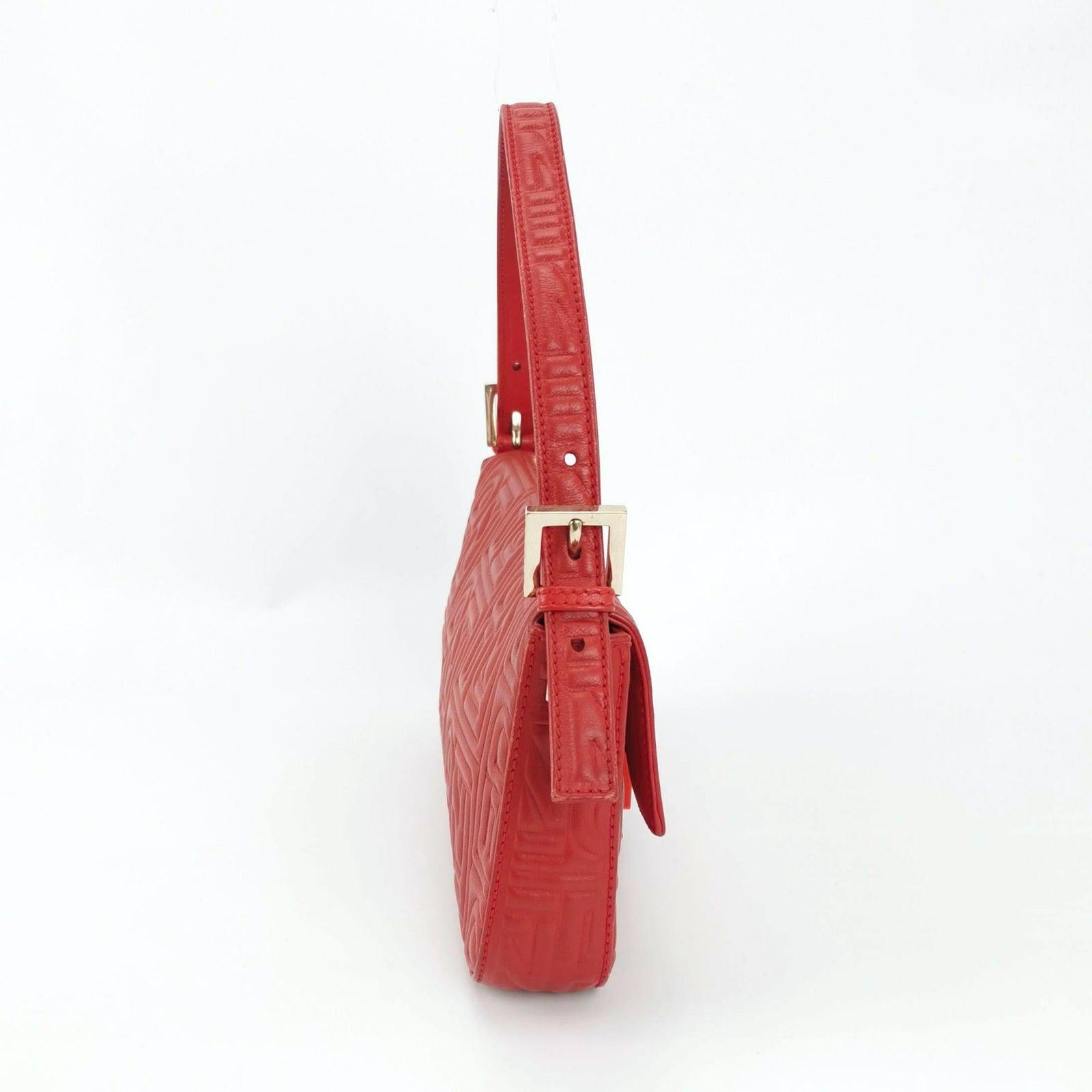 Fendi Baguette 1997 Re-edition 3D Embossed Red Leather Shoulder bag In Good Condition In AUBERVILLIERS, FR