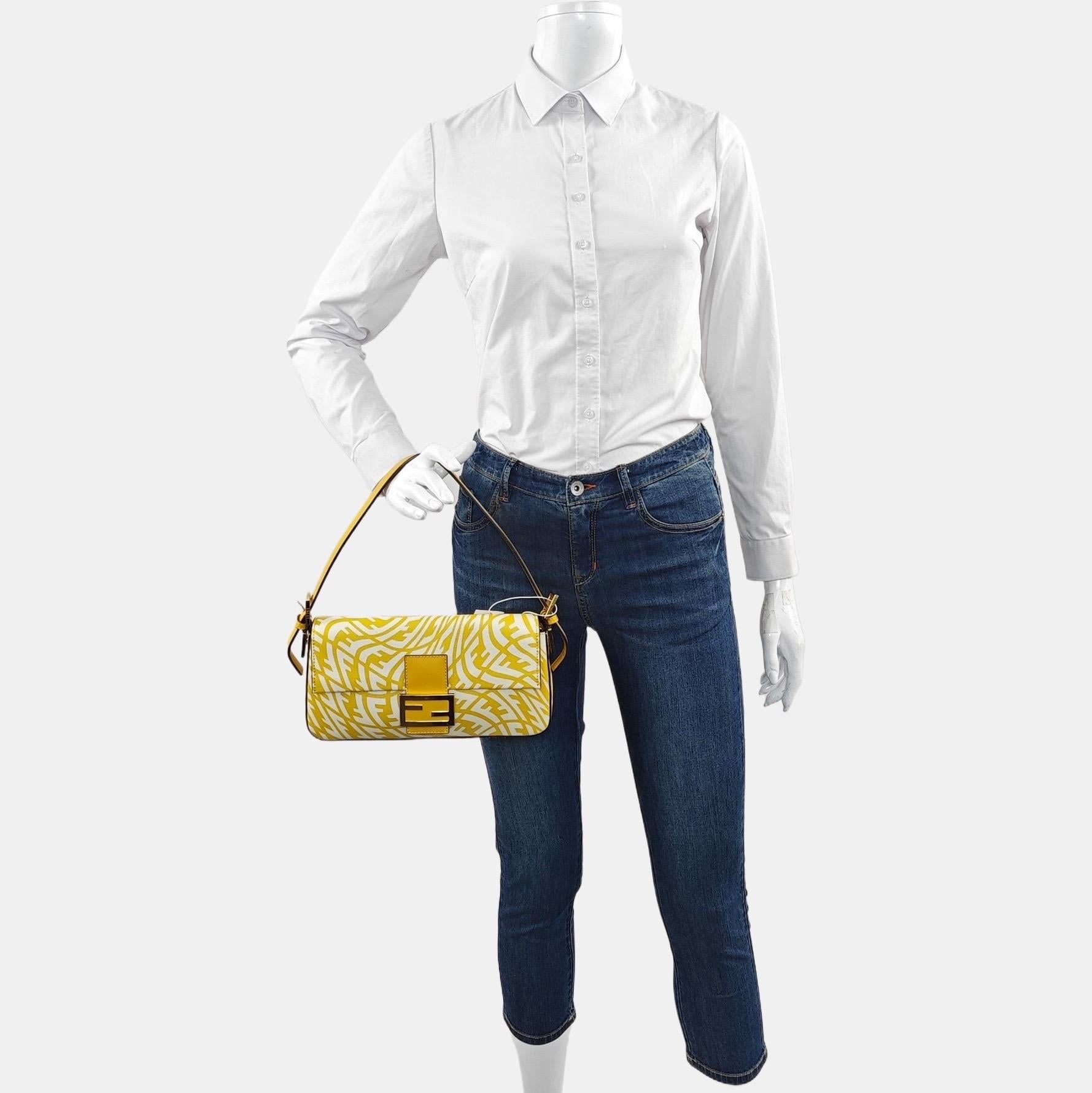 Fendi Baguette 1997 Re-edition Yellow Psychedelic Canvas Shoulder Bag
Il s'agit de photos professionnelles du sac offert par Luxbags.
Le sac à bandoulière Fendi Baguette 1997 Re-edition apporte une touche de modernité à un classique indémodable.