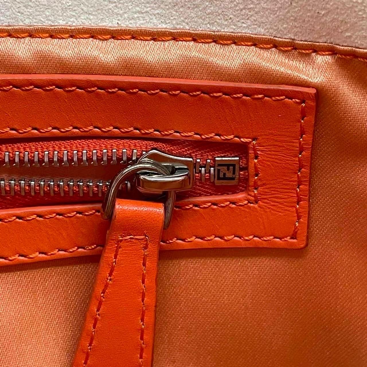 Fendi Baguette 1997 White Blue Red Sequins Orange Satin Lining Shoulder Bag en vente 13