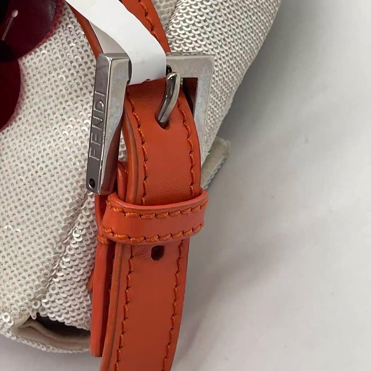 Fendi Baguette 1997 White Blue Red Sequins Orange Satin Lining Shoulder Bag en vente 14