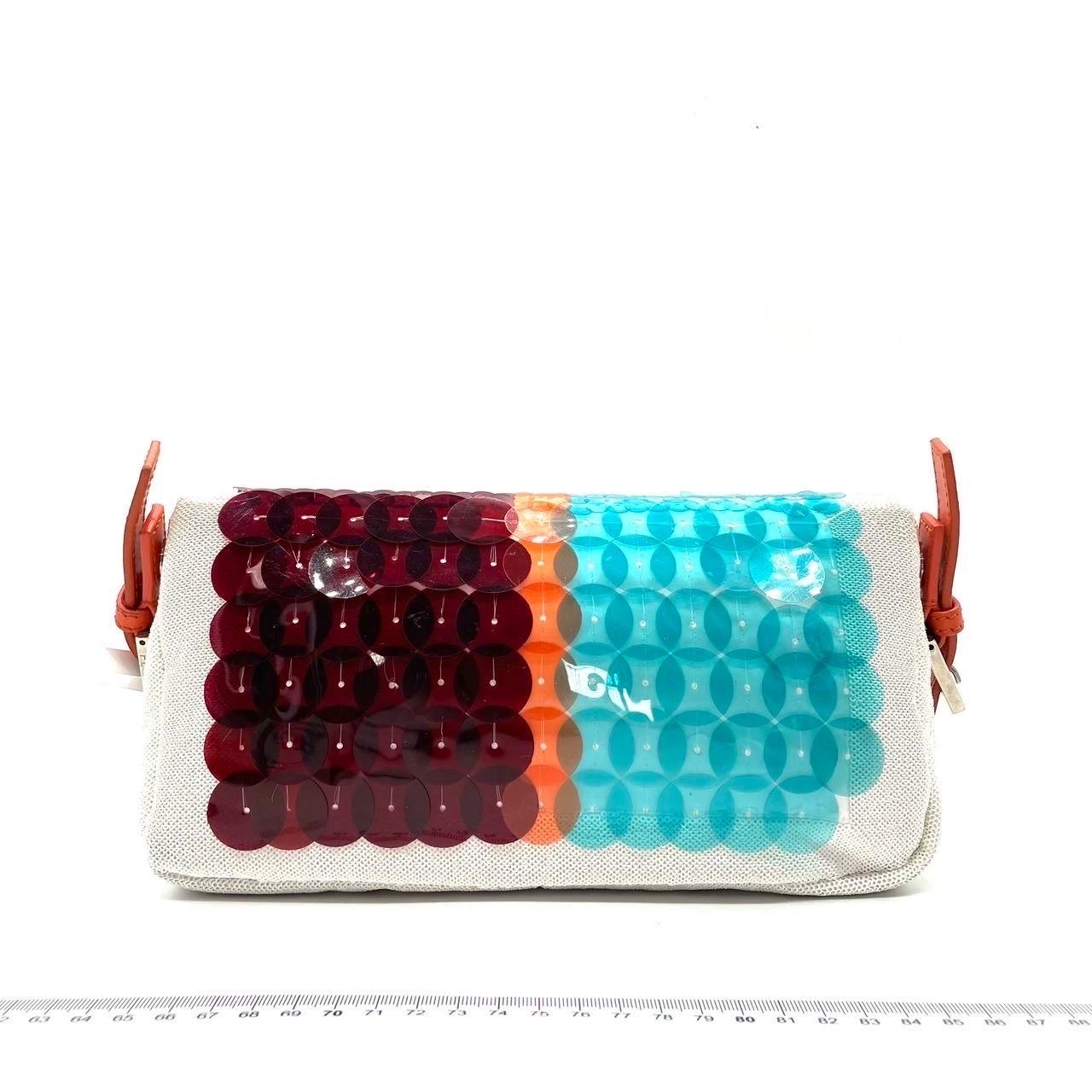 Cette baguette de Fendi sort définitivement du lot. Confectionné avec des paillettes noires scintillantes et des ferrures en argent, il brille d'un éclat délicieux au soleil.

ÉTAT : EXCELLENT

Légers frottements ou taches dans les coins, à