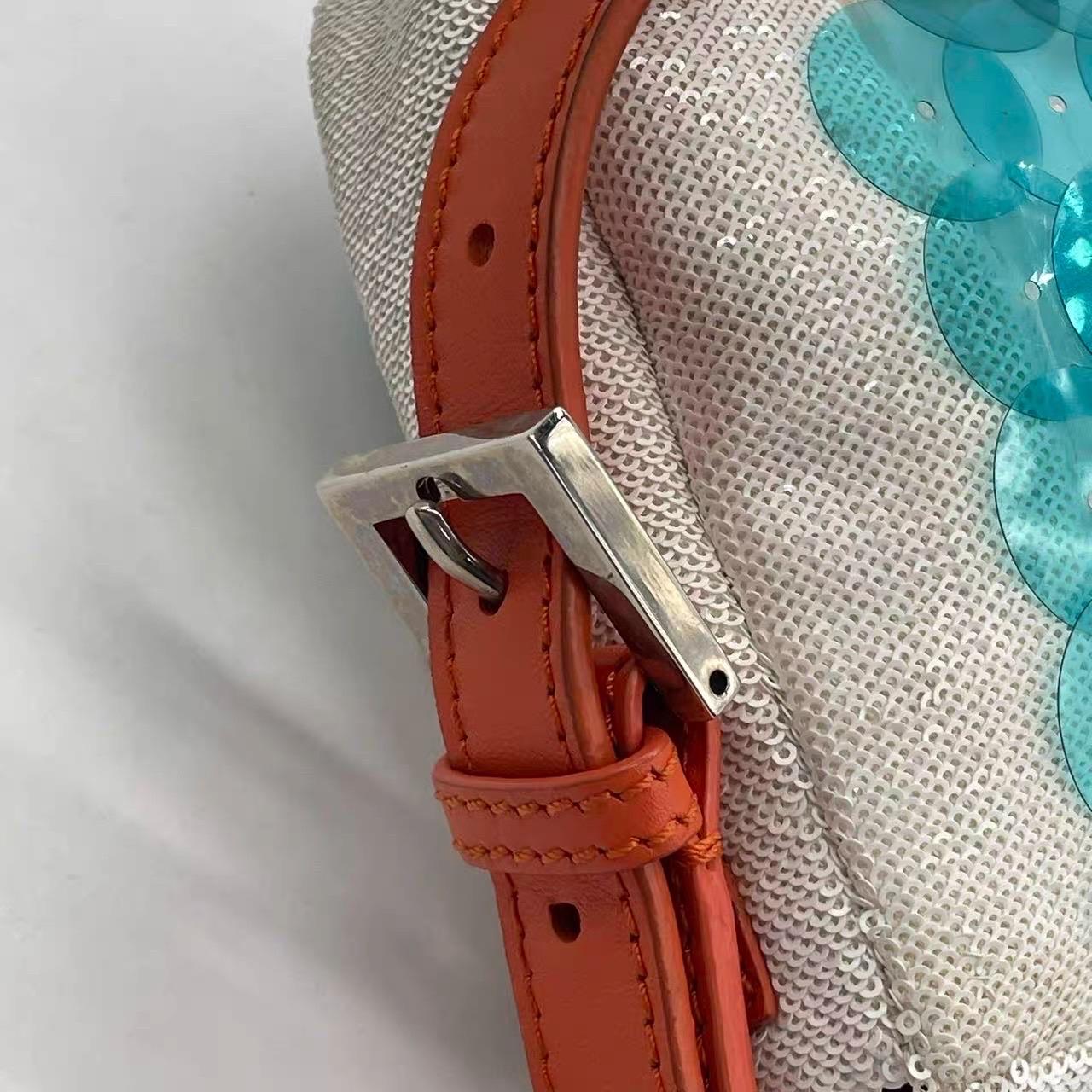 Fendi Baguette 1997 White Blue Red Sequins Orange Satin Lining Shoulder Bag en vente 16