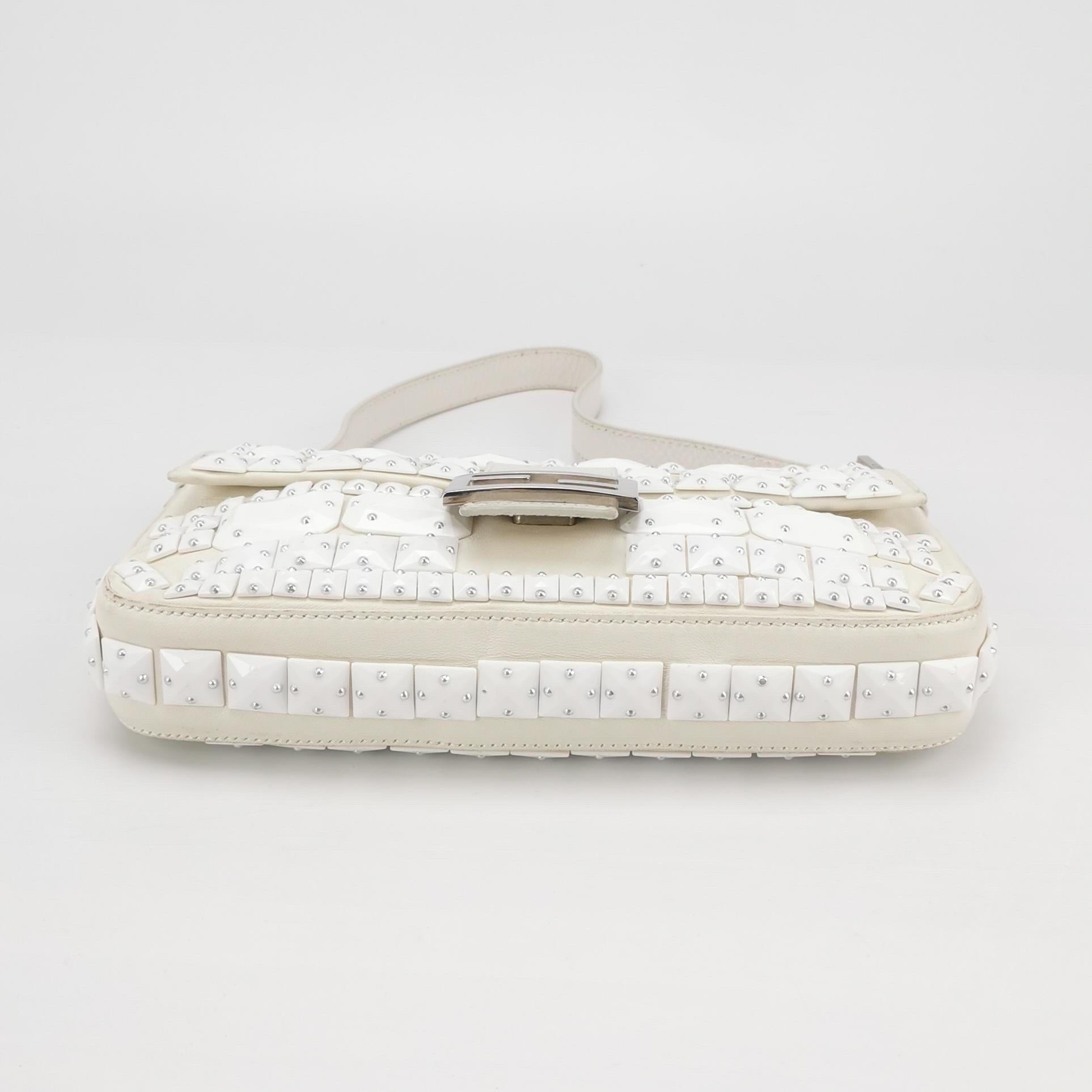 FENDI Baguette 1997 White Leather and Stones Zucca Interior Shoulder Bag In Good Condition For Sale In AUBERVILLIERS, FR