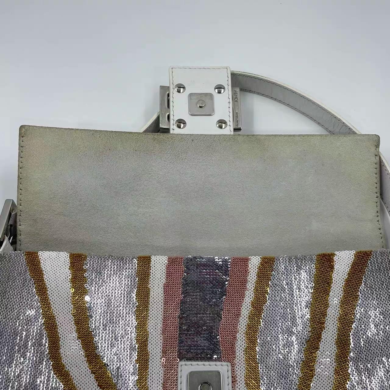 Fendi Baguette 1997 Zebra-Stripe Sequin Bianco e Silver in vendita 11