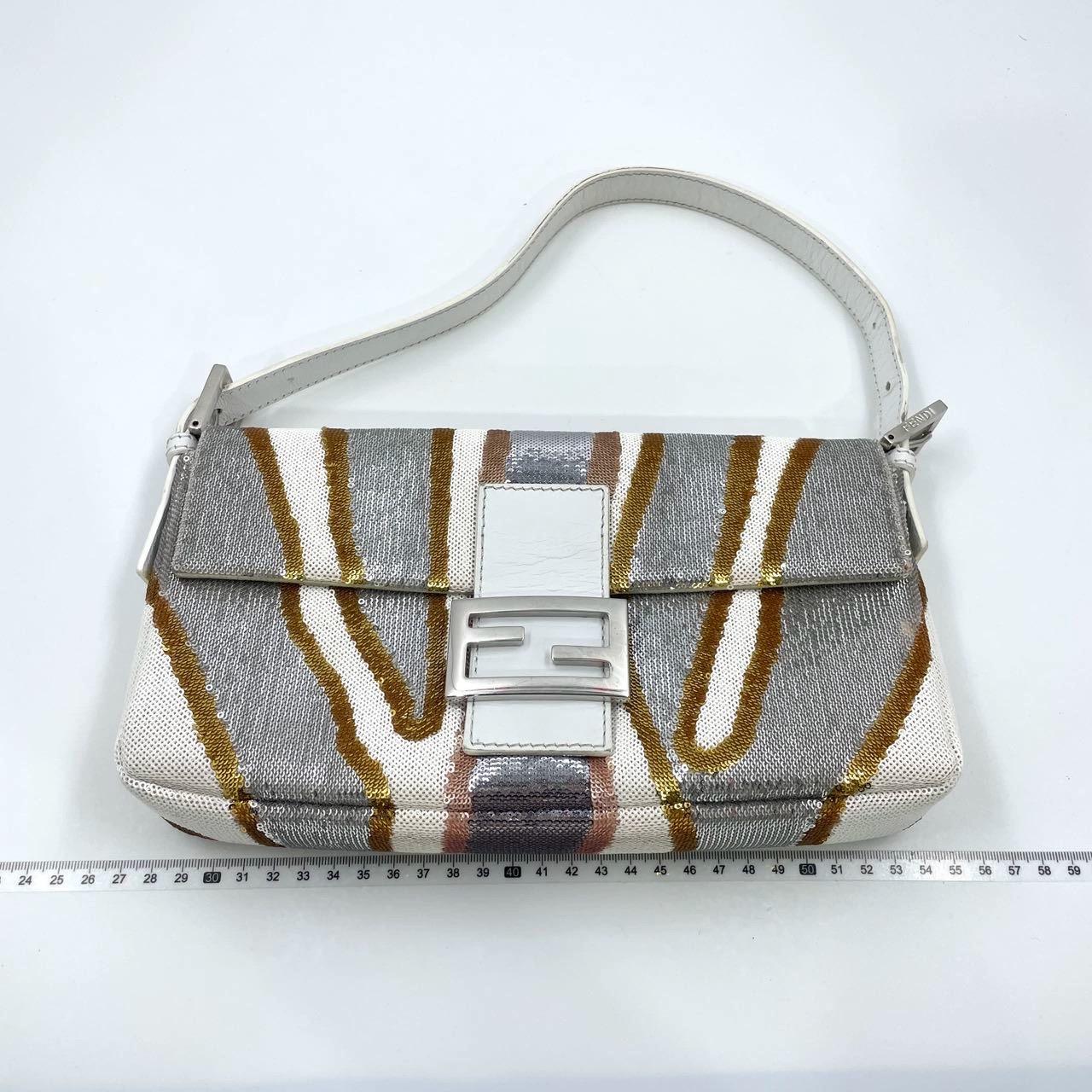 Eccellente condizione Baguette con paillettes con motivo a righe zebrate. Dimensioni medie. Può essere portato a mano o a tracolla.

CONDIZIONE: ECCELLENTE

Questa baguette Fendi autentica e usata è in ottime condizioni. Leggere macchie