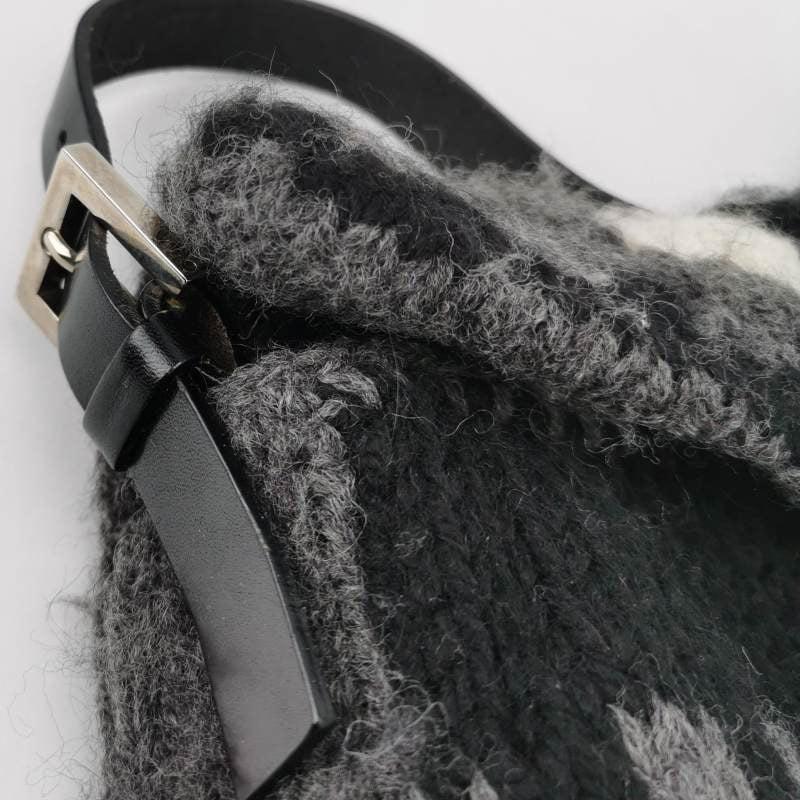 Bolso Fendi Baguette Bolso de hombro de punto de lana gris y blanco en venta 5
