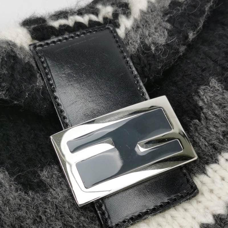 Bolso Fendi Baguette Bolso de hombro de punto de lana gris y blanco en venta 6