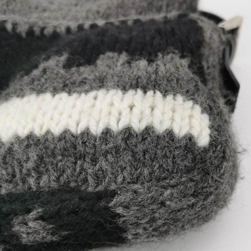 Bolso Fendi Baguette Bolso de hombro de punto de lana gris y blanco en venta 7