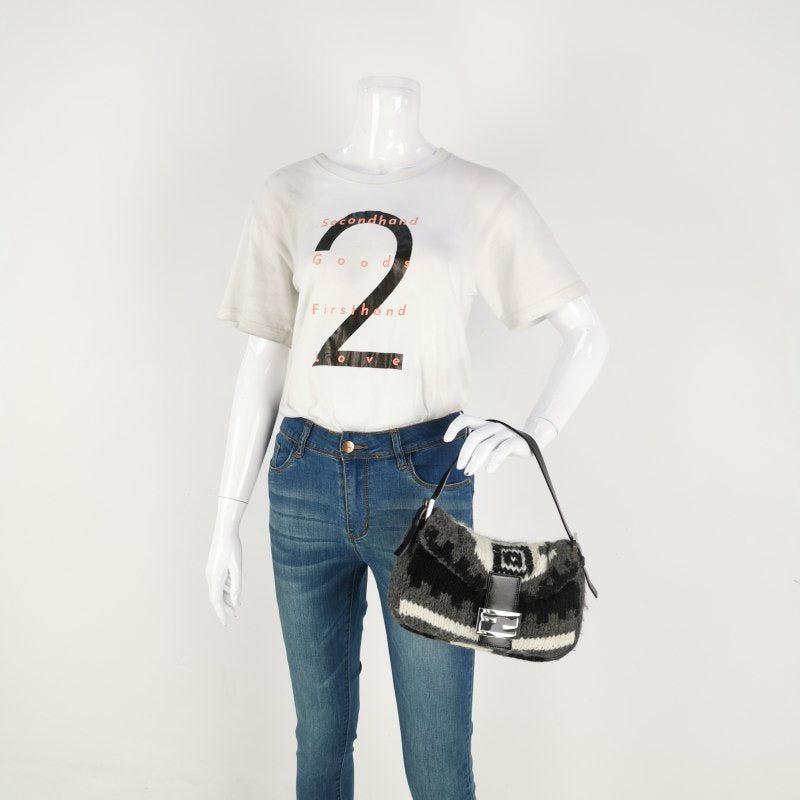 Bolso Fendi Baguette Bolso de hombro de punto de lana gris y blanco
 Estas son fotos profesionales de la bolsa real.
 ESTADO: Muy buen estado
 Este bolso baguette de Fendi tiene ligeros signos de desgaste. Ligeros roces en las esquinas, manchas.