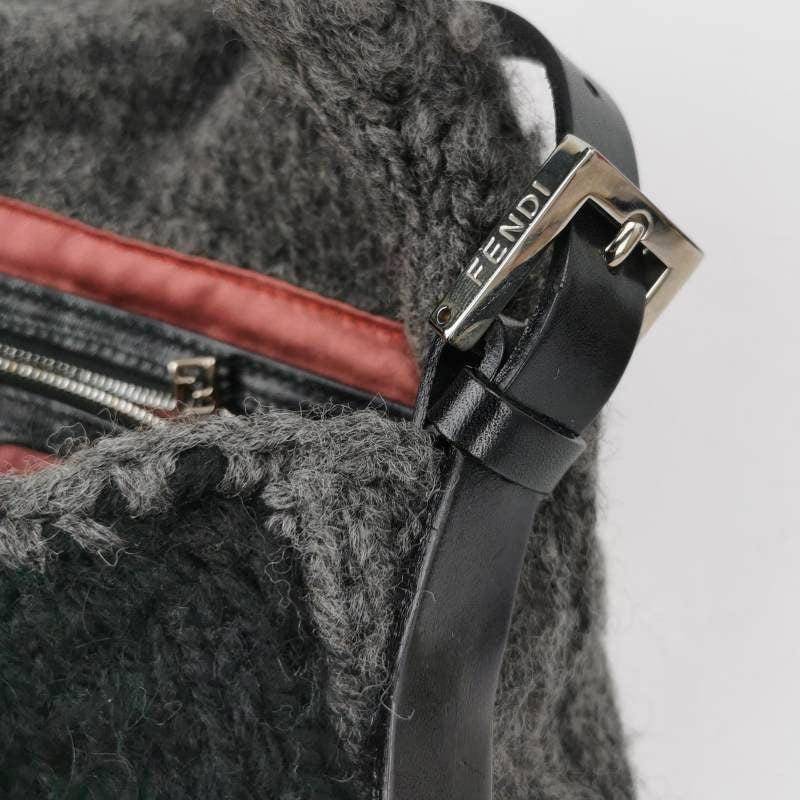 Bolso Fendi Baguette Bolso de hombro de punto de lana gris y blanco en venta 1