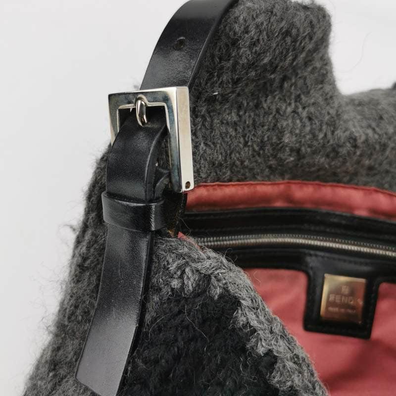 Bolso Fendi Baguette Bolso de hombro de punto de lana gris y blanco en venta 2