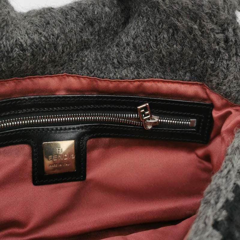 Bolso Fendi Baguette Bolso de hombro de punto de lana gris y blanco en venta 3