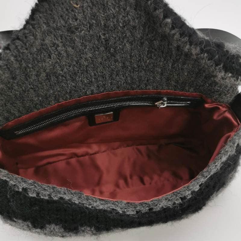 Bolso Fendi Baguette Bolso de hombro de punto de lana gris y blanco en venta 4