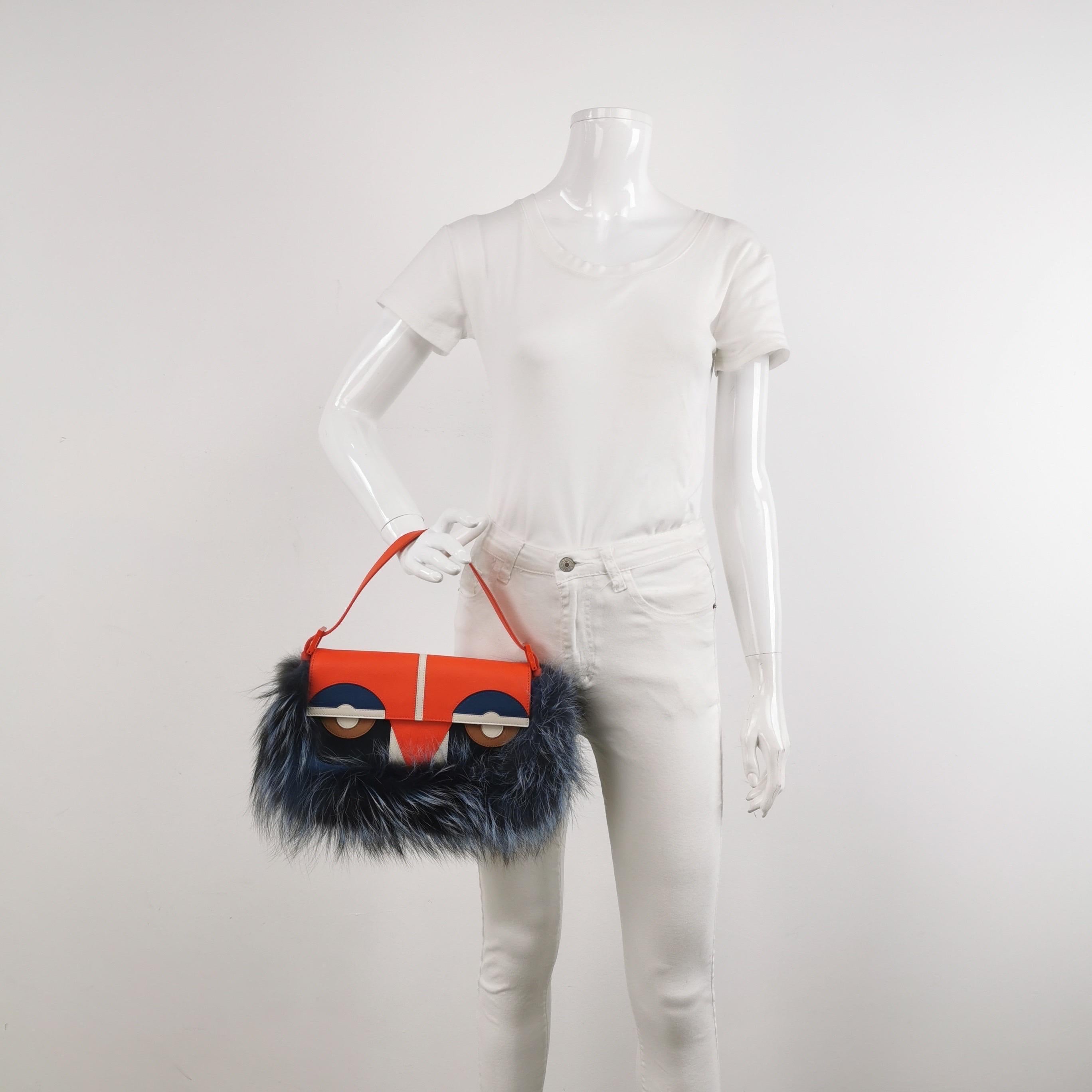 CONDITION: EXCELLENT

Light stains on the outside and inside. Cracks on the edge resin. Scratches to the hardware. 

DETAILS:

Model: Fendi Baguette

Size: Medium
Exterior Material: Leather, and faux fur

Exterior Color: Red and multicolor

Strap