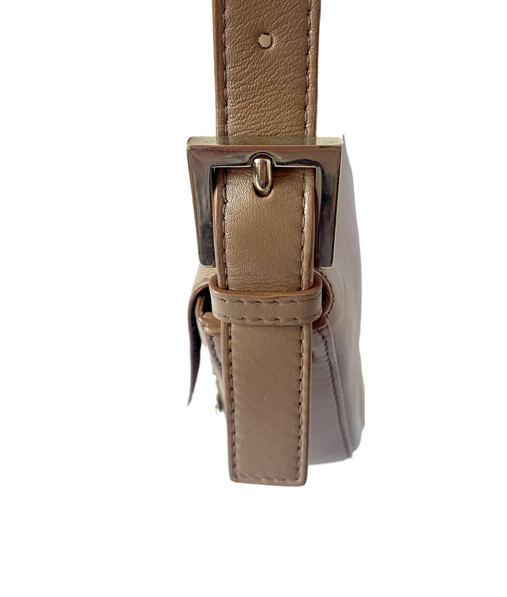 Fendi Baguette Beige Leder mit goldener Nietenschnalle aus Metallschnalle 6