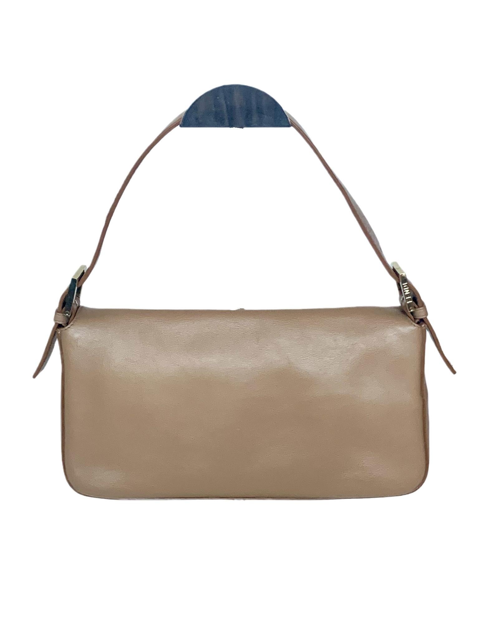 Fendi Baguette Beige Leder mit goldener Nietenschnalle aus Metallschnalle
 Dies sind professionelle Fotos der tatsächlich von Luxbags angebotenen Tasche.
 Diese wunderschöne Fendi Baguette ist aus beigem Leder gefertigt und mit einer auffälligen,