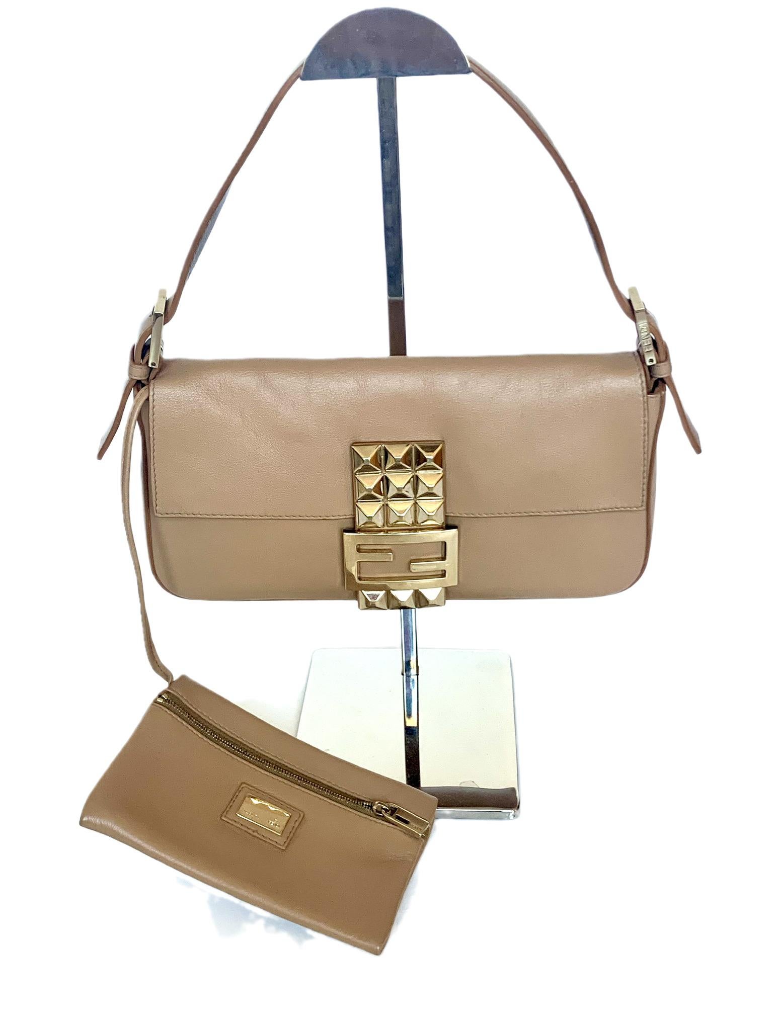 Fendi Baguette Beige Leder mit goldener Nietenschnalle aus Metallschnalle (Braun)