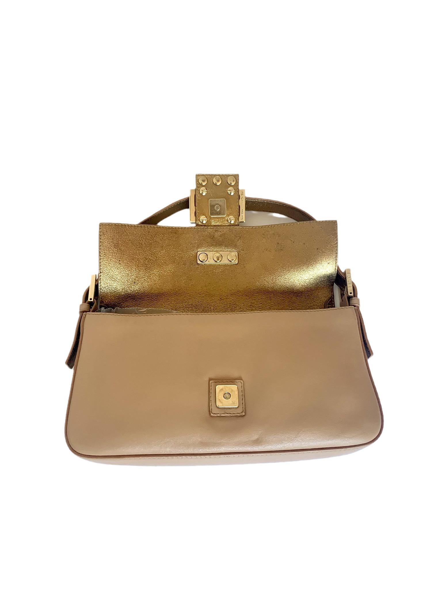 Fendi Baguette Beige Leder mit goldener Nietenschnalle aus Metallschnalle im Zustand „Hervorragend“ in AUBERVILLIERS, FR