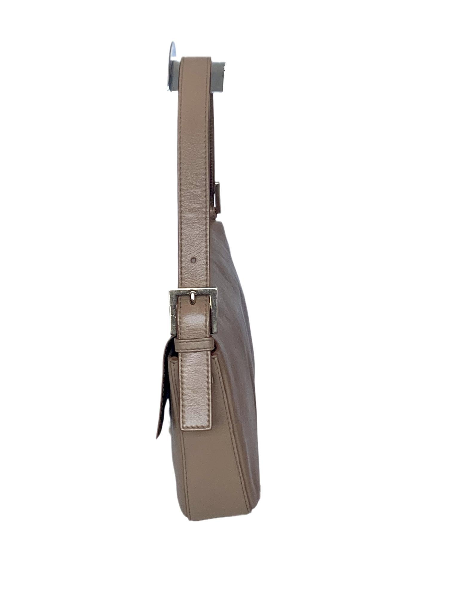 Fendi Baguette Beige Leder mit goldener Nietenschnalle aus Metallschnalle Damen