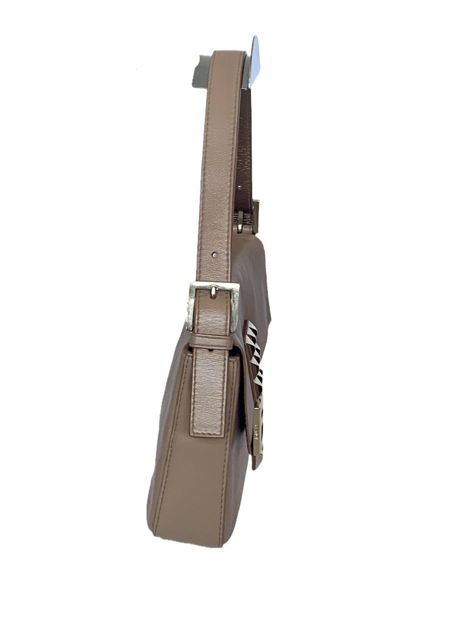 Fendi Baguette Beige Leder mit goldener Nietenschnalle aus Metallschnalle 1