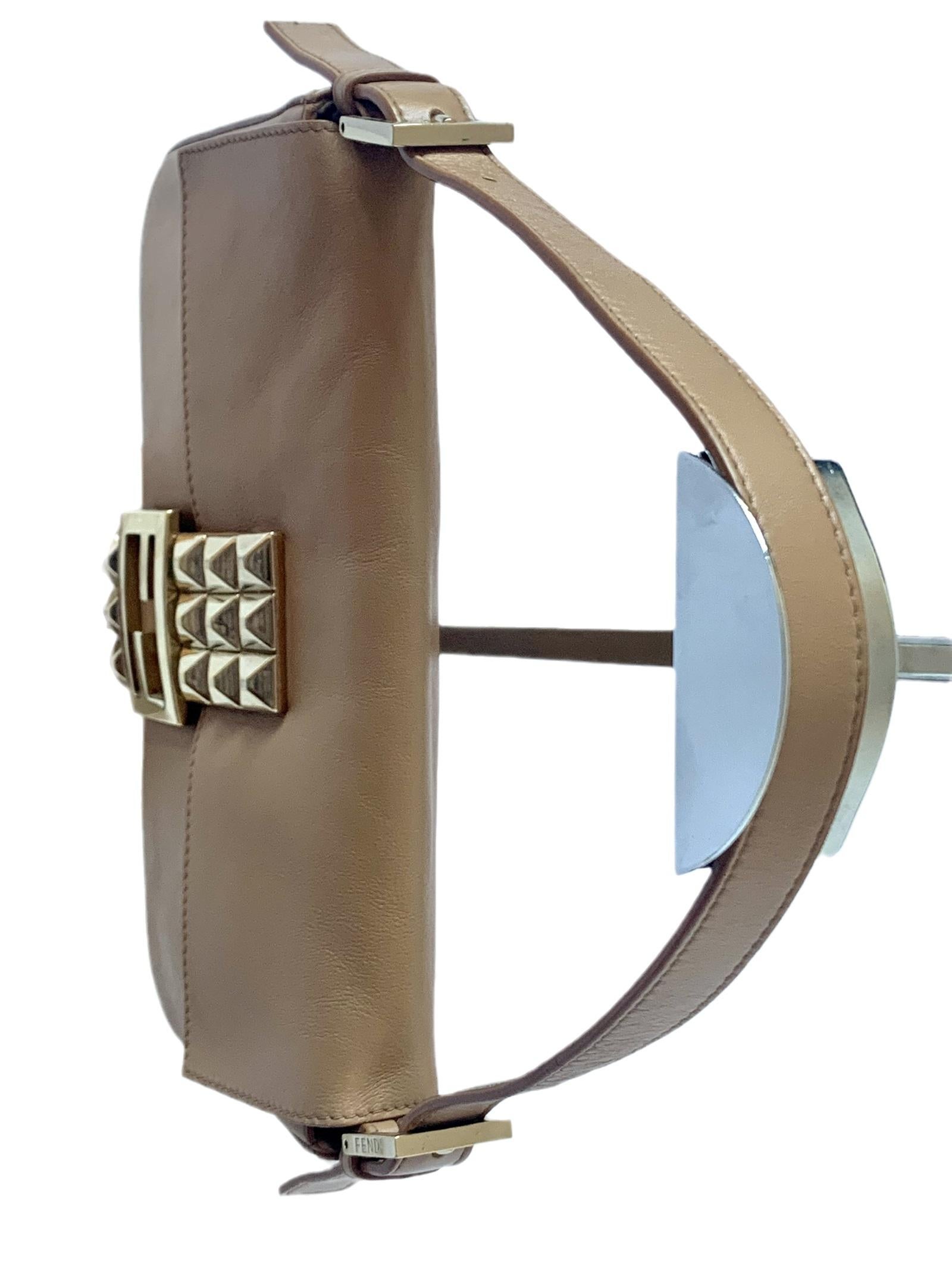 Fendi Baguette Beige Leder mit goldener Nietenschnalle aus Metallschnalle 3
